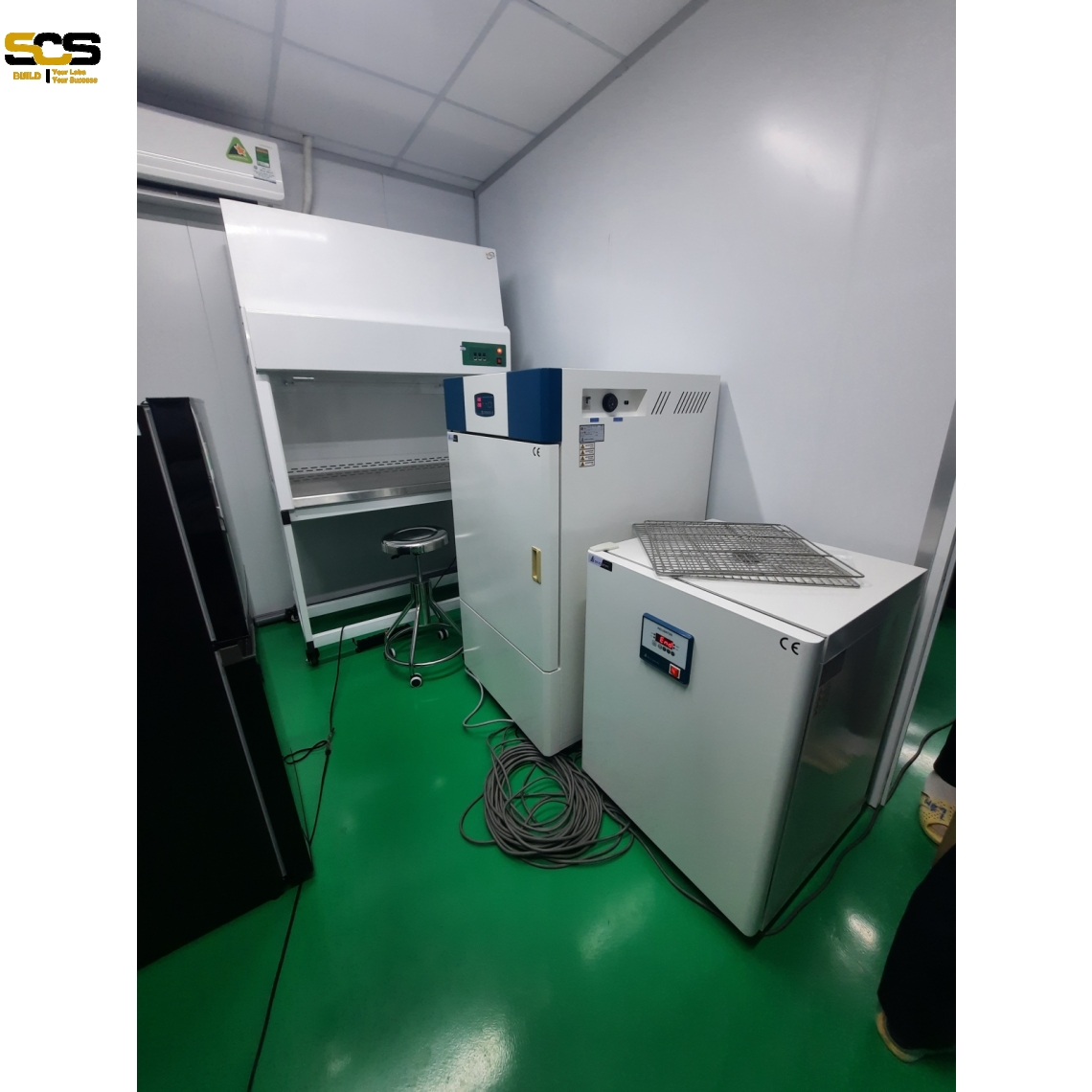 Tủ cấy vi sinh dòng khí thổi đứng cửa trượt kích thước 900mm