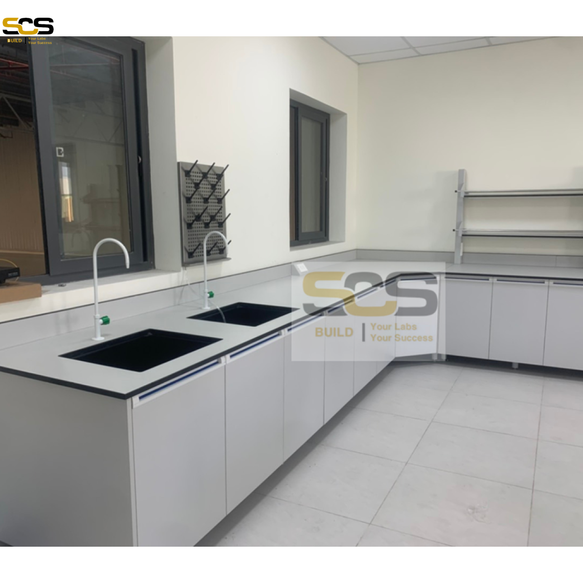 Bàn Thí Nghiệm Áp Tường Chữ L  - Thiết Kế Tối Ưu Tận Dụng Không Gian Phòng Thí Nghiệm