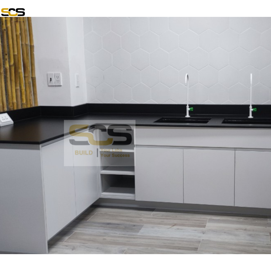 Bàn Thí Nghiệm Áp Tường Chữ L  - Thiết Kế Tối Ưu Tận Dụng Không Gian Phòng Thí Nghiệm